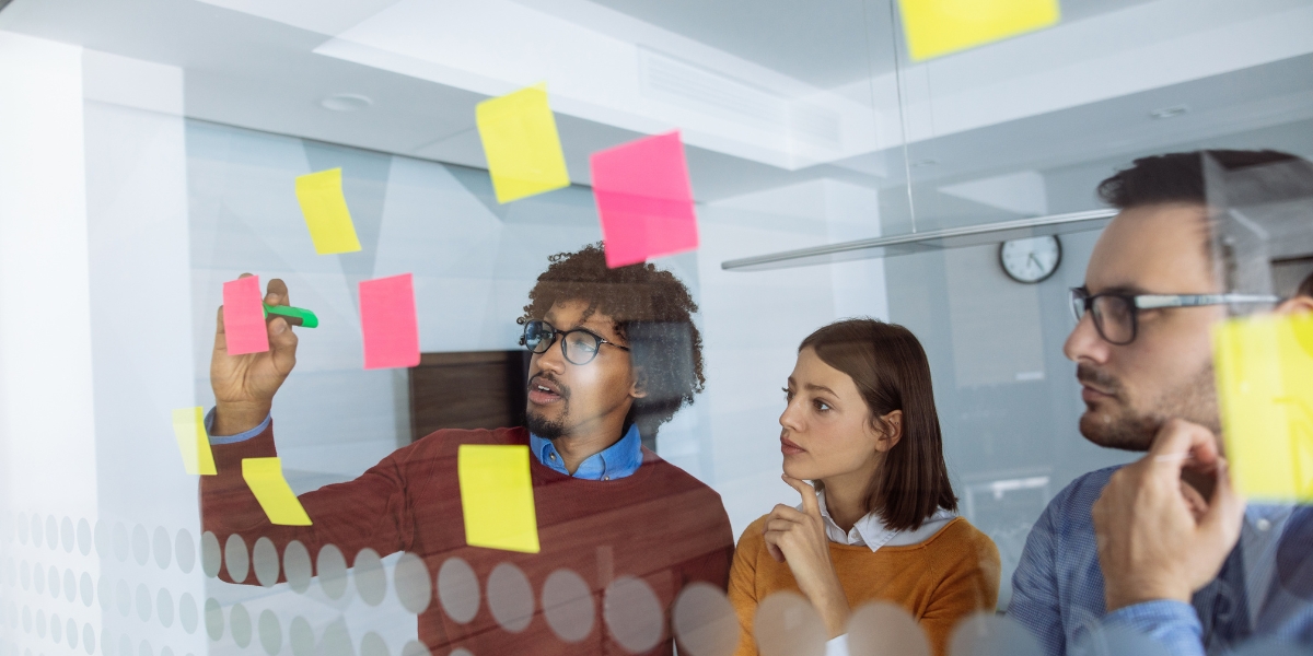 IT planning for office move with team organizing timeline and planning phases using sticky notes 